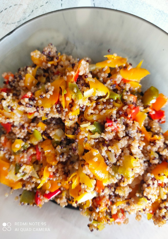 Una foto de Quinoa blanca y roja con verduras
