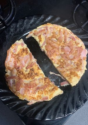 Una foto de Tortilla de tiras de bacon y jamón cocido