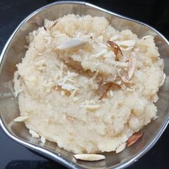 A picture of Sooji halwa.