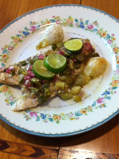 Una foto de Pescado al horno estilo mediterráneo