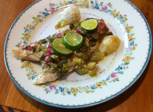 Una foto de Pescado al horno estilo mediterráneo