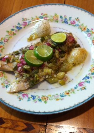 Una foto de Pescado al horno estilo mediterráneo