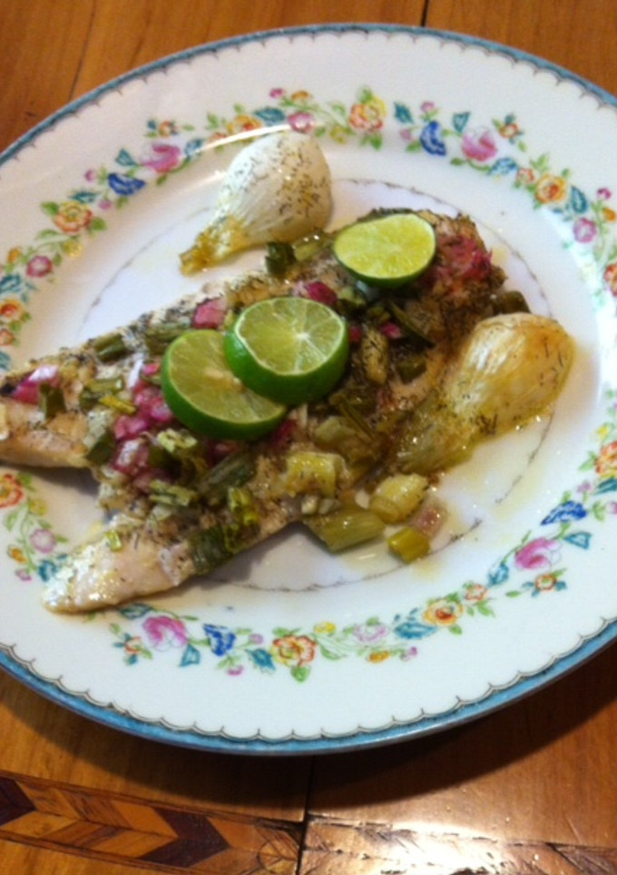Una foto de Pescado al horno estilo mediterráneo