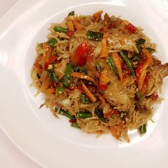 A picture of Stir fry pasta.