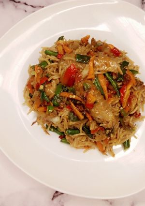 A picture of Stir fry pasta.