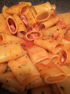 Una foto de Pasta con pomodorini y pescado