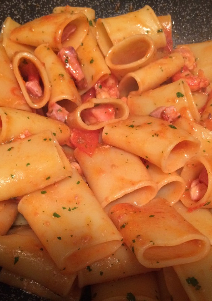 Una foto de Pasta con pomodorini y pescado