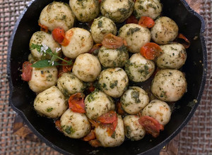 Una foto de Ñoquis rellenos con queso mozarella