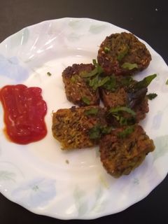 मेथी पालक दुधी मुठिया (methi palak dudhi muthiya recipe in marathi) रेसिपी चे मुख्य फोटो