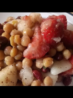 A picture of Fruit beans salad.