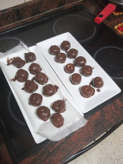 Una foto de Trufas de turrón, nueces y queso Philadelphia