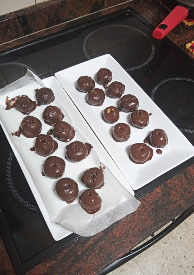 Una foto de Trufas de turrón, nueces y queso Philadelphia
