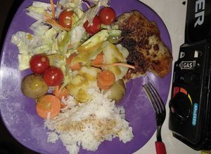 Una foto de Pescado empapelado bien acompañado