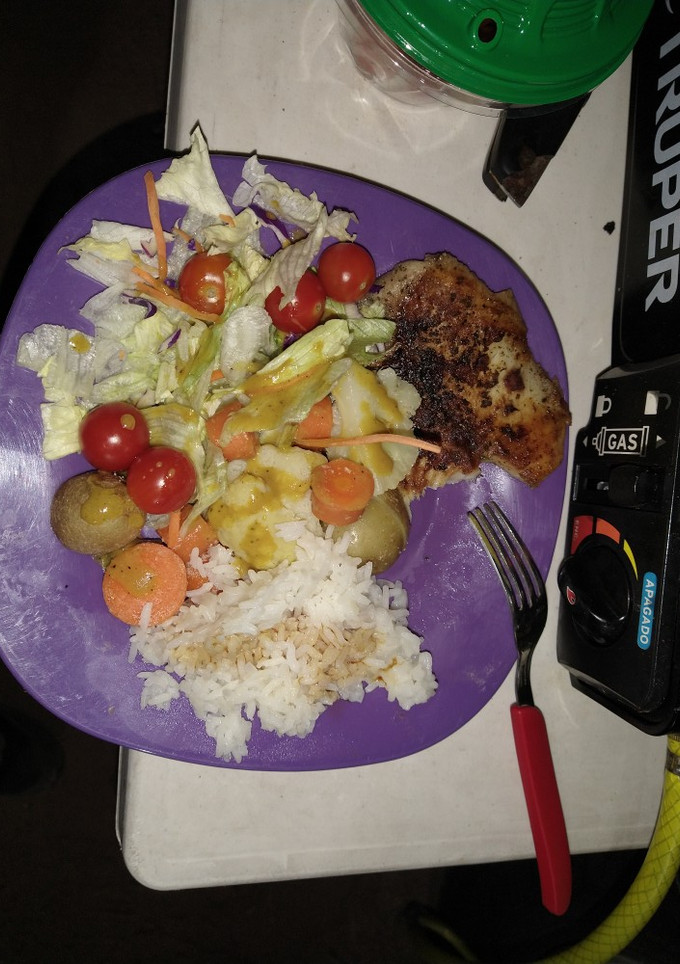 Una foto de Pescado empapelado bien acompañado