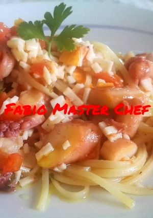 Foto di Bavette con Tentacoli di Calamari e Surimi di Granchio sfumati al Cognac e Pomodorini Freschi