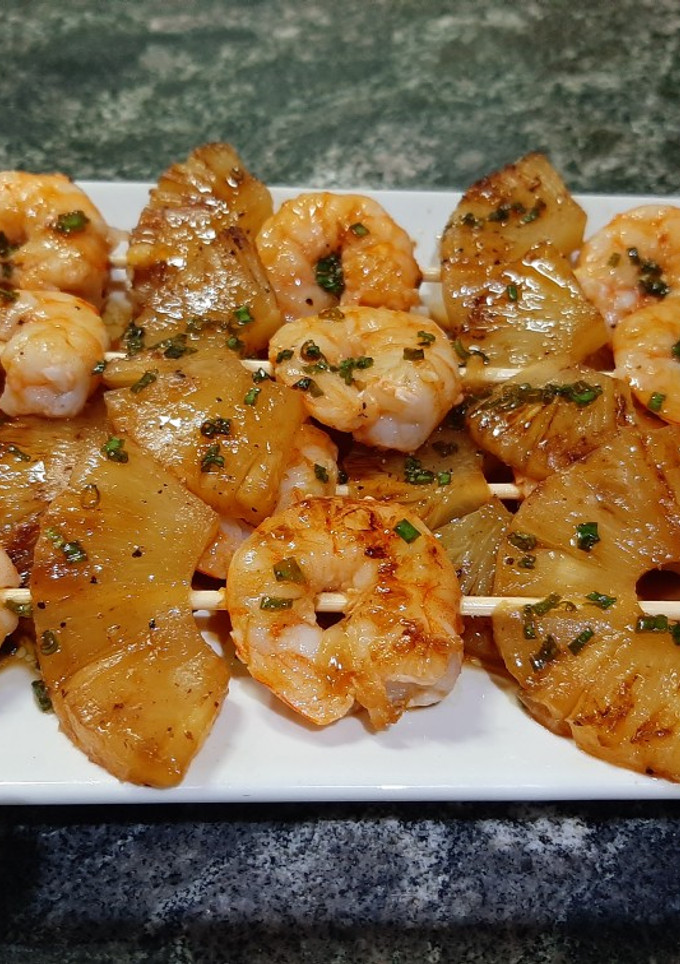 Una foto de Brochetas de langostinos y piña