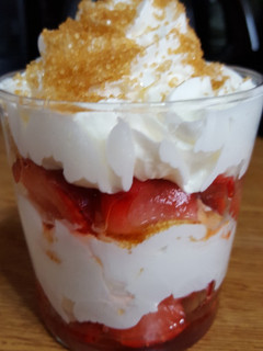 Una foto de Copa de nata con fresas y azúcar morena
