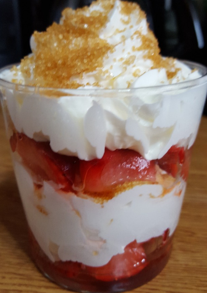 Una foto de Copa de nata con fresas y azúcar morena