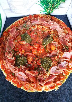 Une photo de Tarte fine aux tomates 🍅 pesto jambon cru