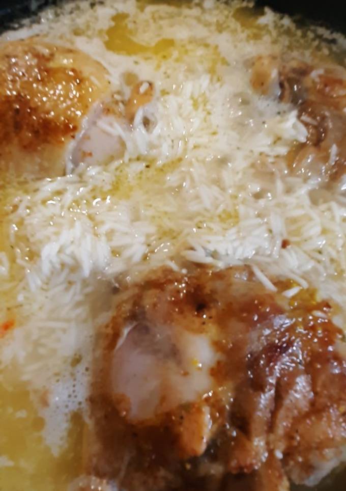 Рис з куркою на пательні