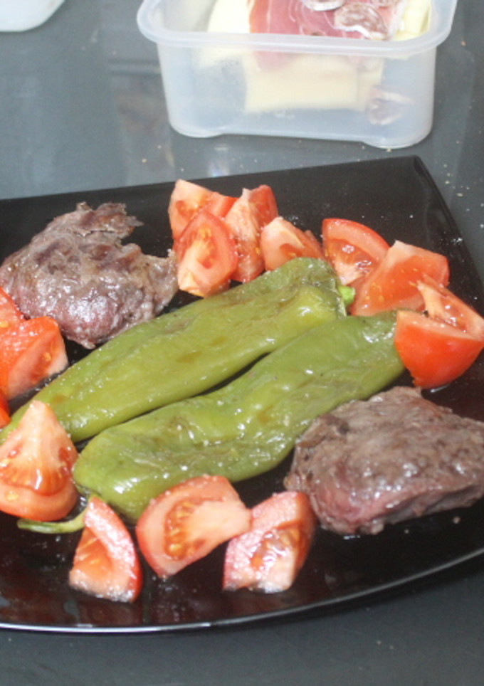 Una foto de Carrilleras de cerdo con pimientos al grill doble