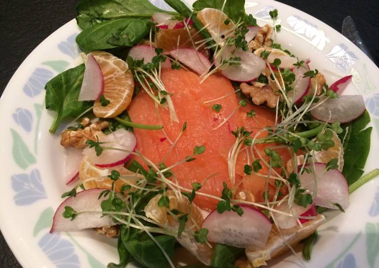 Recipe of Appetizing Smoked salmon, watercress and walnut salad