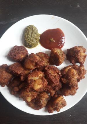 आलू पकौड़ी (aloo pakodi recipe in Hindi) रेसिपी मुख्य फोटो