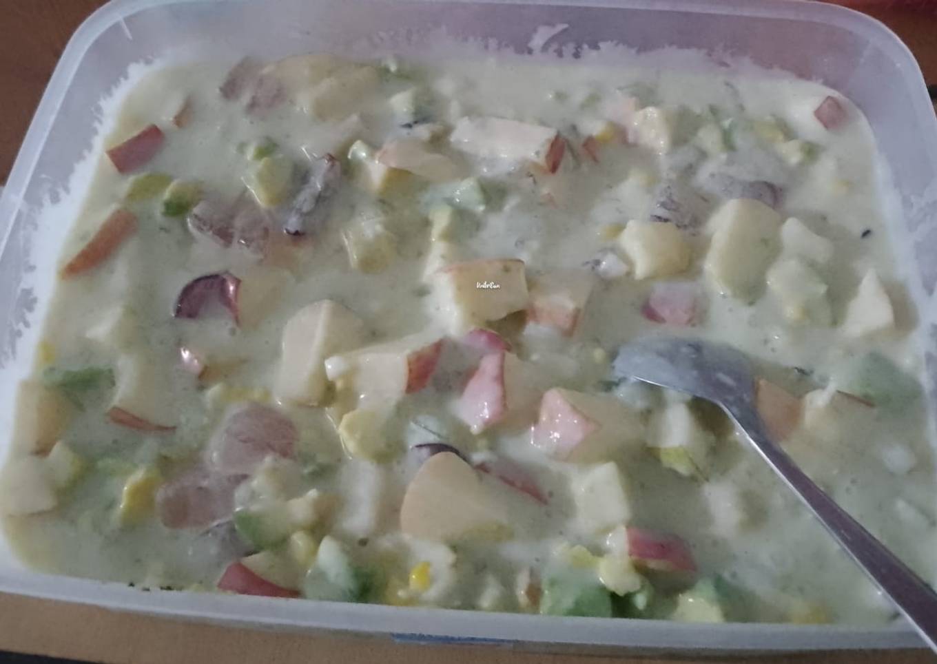 Salad buah dengan alpukat