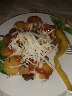 Tepsis kolbászos krumpli recept fotója