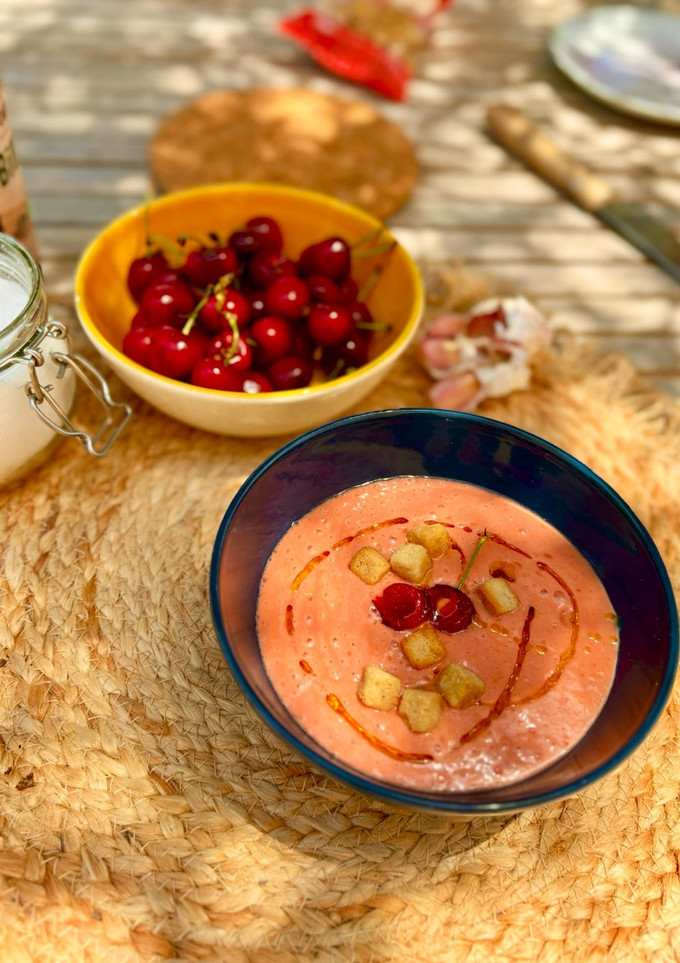 Una foto de Gazpacho de cerezas 🍒 🍅