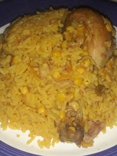 Una foto de Arroz con maíz y pollo