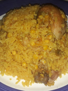 Una foto de Arroz con maíz y pollo
