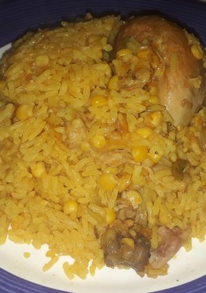 Una foto de Arroz con maíz y pollo