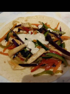 Una foto de Salteado de pollo y verduras con tortitas de trigo