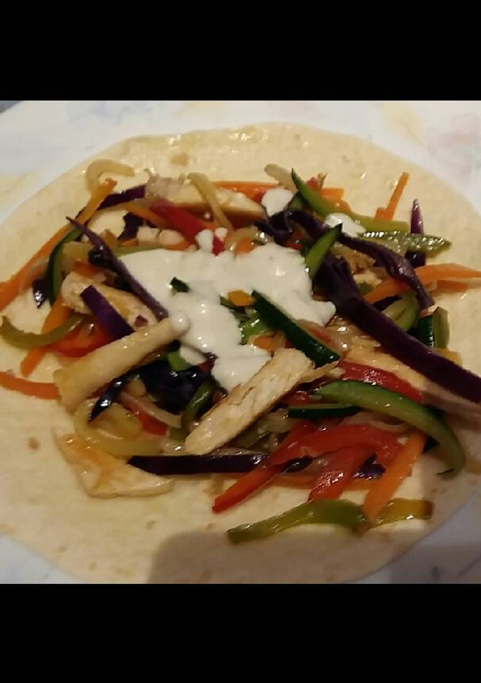Una foto de Salteado de pollo y verduras con tortitas de trigo