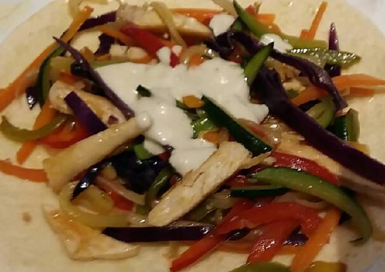 Salteado de pollo y verduras con tortitas de trigo