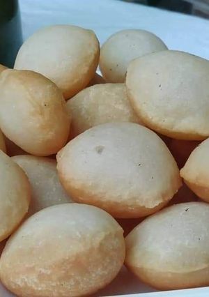 A picture of Restaurant style pani poori.