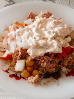 Una foto de Ensalada de garbanzos y quinoa alta en proteínas