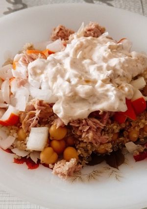 Una foto de Ensalada de garbanzos y quinoa alta en proteínas