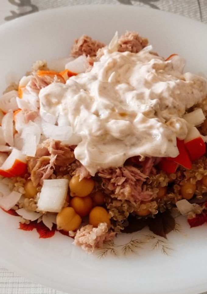 Una foto de Ensalada de garbanzos y quinoa alta en proteínas