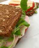 Sandwich con pan de pipa y aguacate