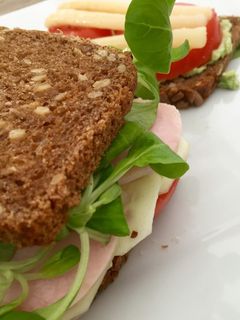 Una foto de Sandwich con pan de pipa y aguacate