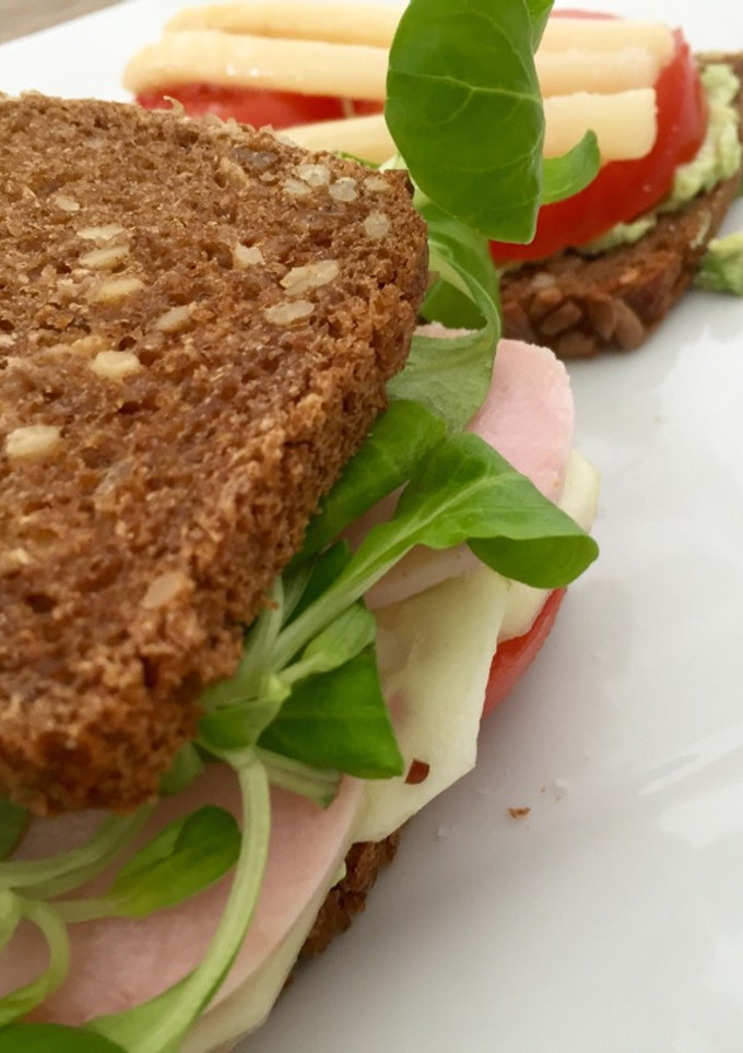 Una foto de Sandwich con pan de pipa y aguacate