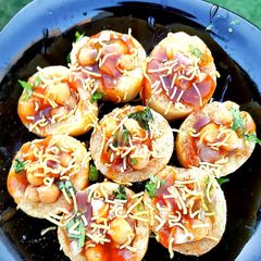 A picture of Aloo kuyyan chat.