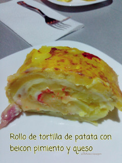 Una foto de Rulo de tortilla de patata con beicon, pimiento y queso