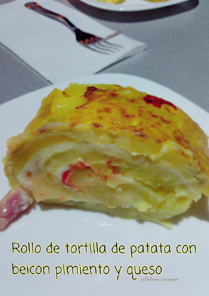 Una foto de Rulo de tortilla de patata con beicon, pimiento y queso