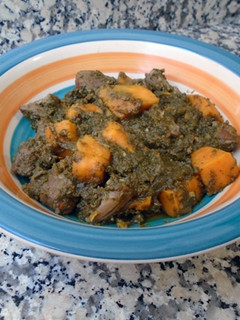 Una foto de Cordero con salsa de espinacas