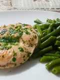Filete de pollo al horno con perejil y limón