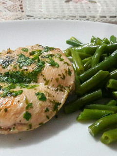 Una foto de Filete de pollo al horno con perejil y limón
