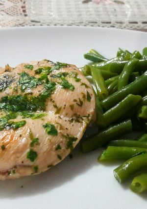 Una foto de Filete de pollo al horno con perejil y limón
